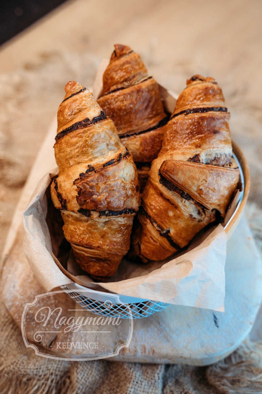 Friss croissant és pékáru
